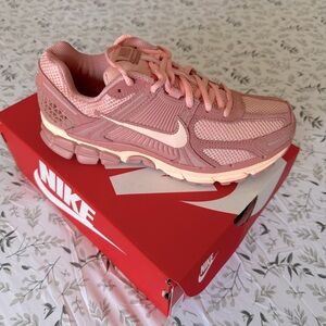 NIKE ZOOM VOMERO 5 RED STARDUST/CRIMSON TINT